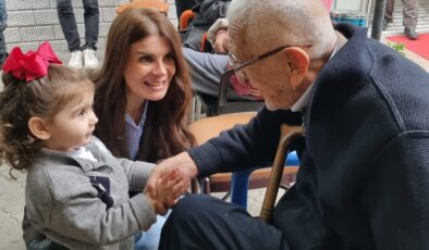 Gençler ve yaşlılar birlikte çiçek ekip sevgiyi büyüttü