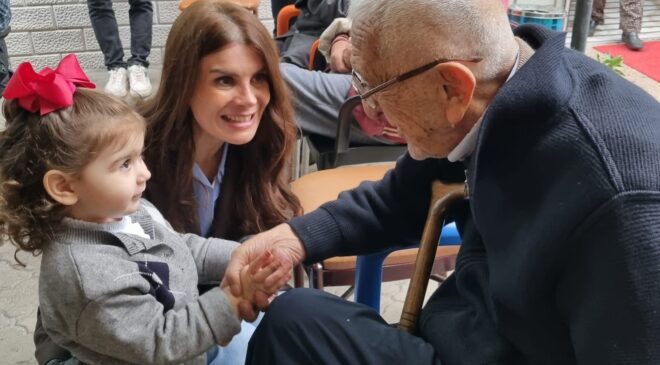 Gençler ve yaşlılar birlikte çiçek ekip sevgiyi büyüttü