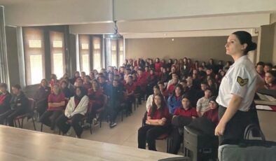 Manisa’da jandarmadan öğrencilere ‘Siber Zorbalık’ semineri