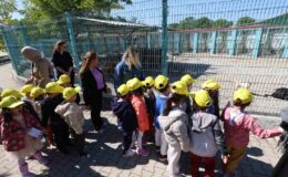 Minikler bakımevindeki hayvanlarla buluştu