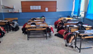 Öğrenciler depreme ’Çök-kapan-tutun” ile hazırlandı
