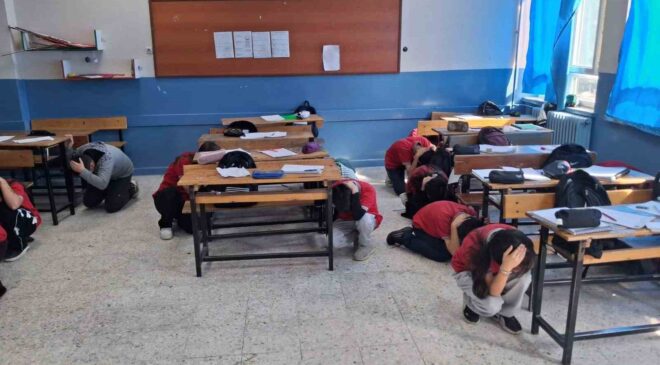 Öğrenciler depreme ’Çök-kapan-tutun” ile hazırlandı