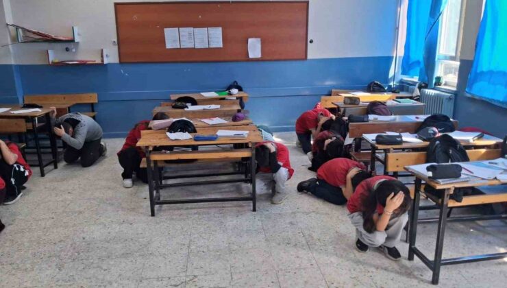 Öğrenciler depreme ’Çök-kapan-tutun” ile hazırlandı