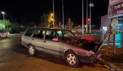 Otomobiller kavşakta çarpıştı: 1 yaralı