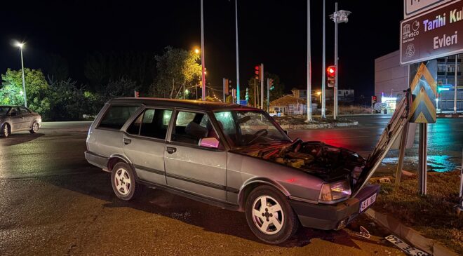 Otomobiller kavşakta çarpıştı: 1 yaralı