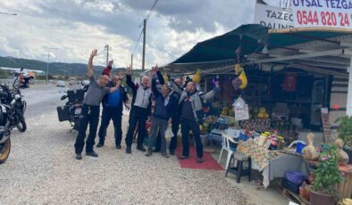 Polonyalı turistlerin mola yeri Sarıgöl’deki üzüm tezgahı oldu