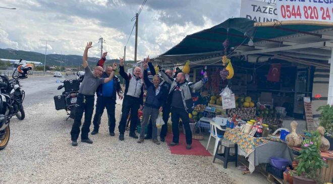 Polonyalı turistlerin mola yeri Sarıgöl’deki üzüm tezgahı oldu