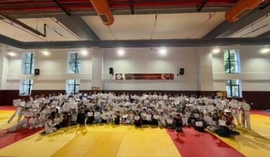 Salihli’de 300 judocu kemer atladı
