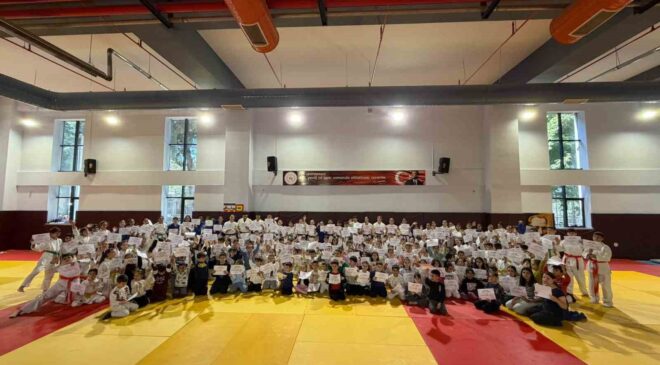 Salihli’de 300 judocu kemer atladı