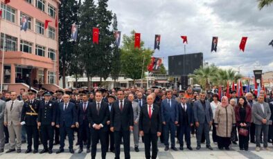 Sarıgöl’de Cumhuriyet coşkusu çelenk töreniyle başladı