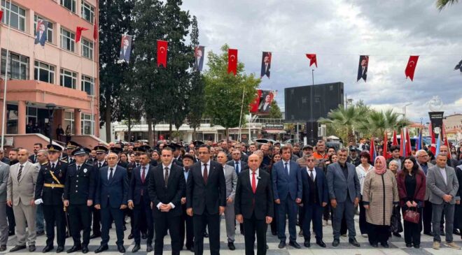 Sarıgöl’de Cumhuriyet coşkusu çelenk töreniyle başladı