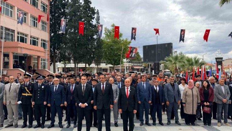 Sarıgöl’de Cumhuriyet coşkusu çelenk töreniyle başladı