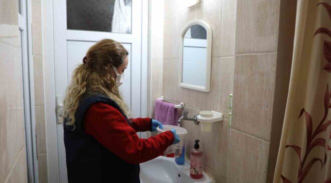 Şehzadeler Belediyesinden ihtiyaç sahiplerine evde temizlik hizmeti