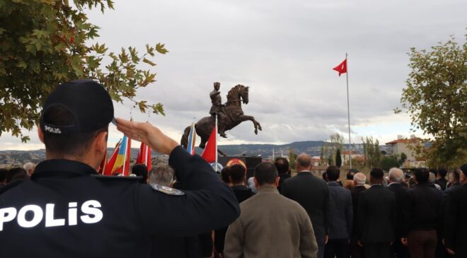 Selendi’de Cumhuriyet Bayramı coşkusu çelenk töreniyle başladı