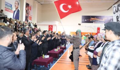 Selendi’de cumhuriyet coşkusu gençlik merkezine sığmadı