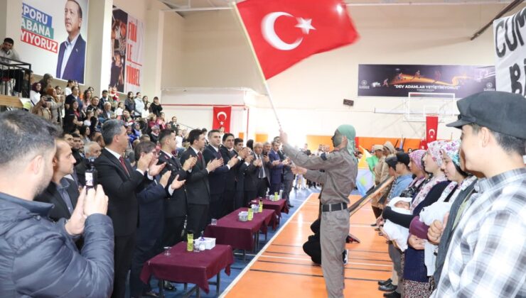 Selendi’de cumhuriyet coşkusu gençlik merkezine sığmadı