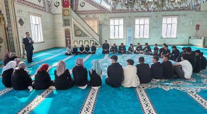 Selendi’de gençler cami çatısı altında buluştu