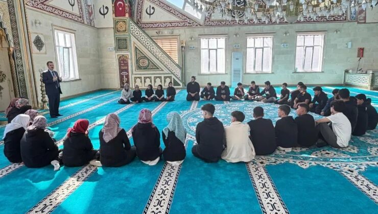 Selendi’de gençler cami çatısı altında buluştu