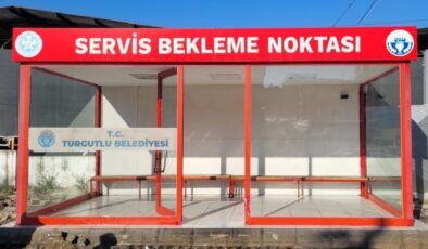 Turgutlu’daki servis durakları temizlenirken vatandaşlara da çağrıda bulunuldu