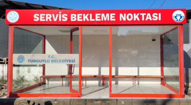 Turgutlu’daki servis durakları temizlenirken vatandaşlara da çağrıda bulunuldu