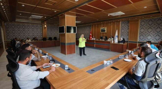 Yunusemre’de temizlik ekiplerine çevre bilinci eğitimi